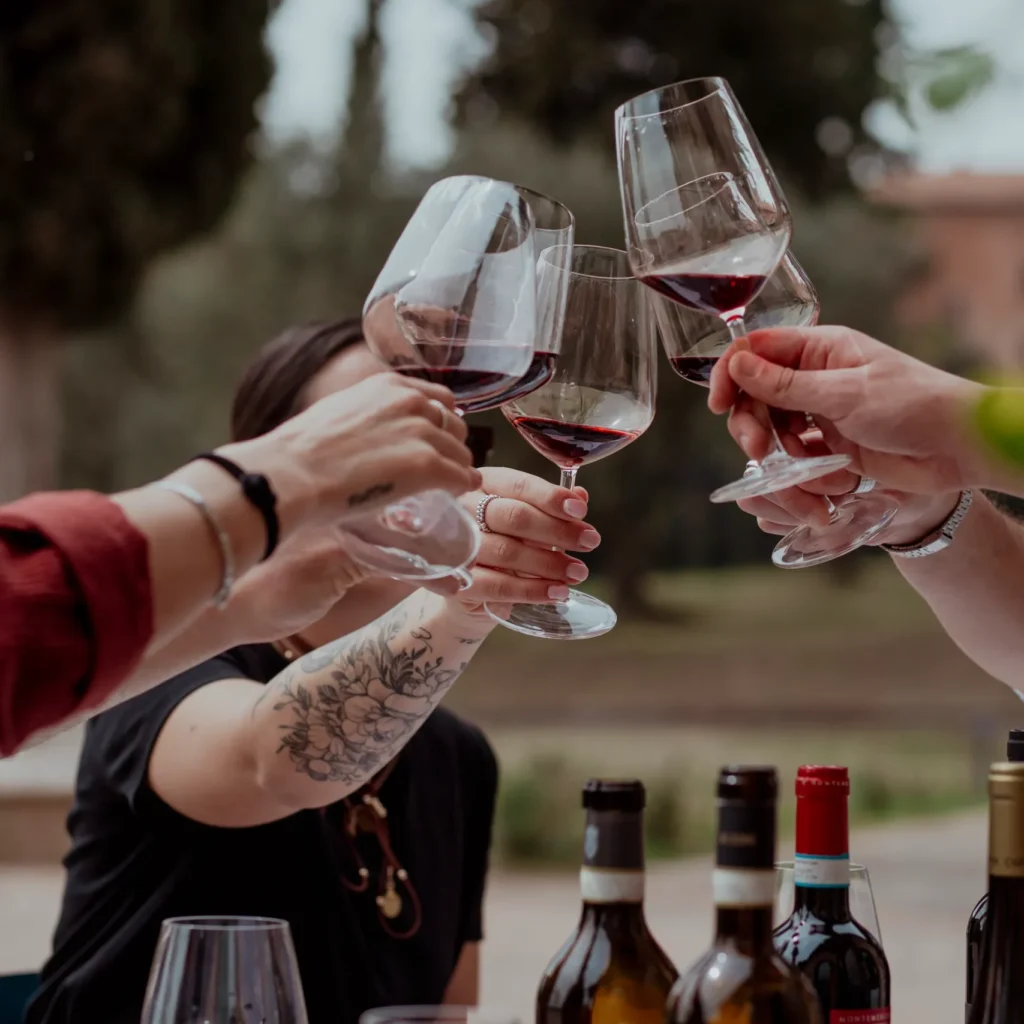 Brindisi durante un’esperienza enogastronomica in Toscana