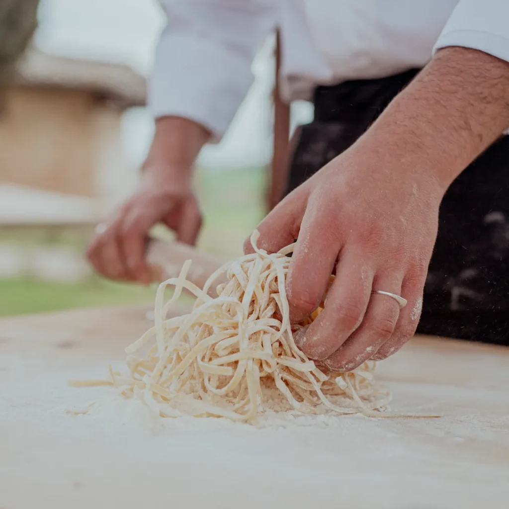 Preparazione della pasta fatta in casa durante una cooking class in Toscana