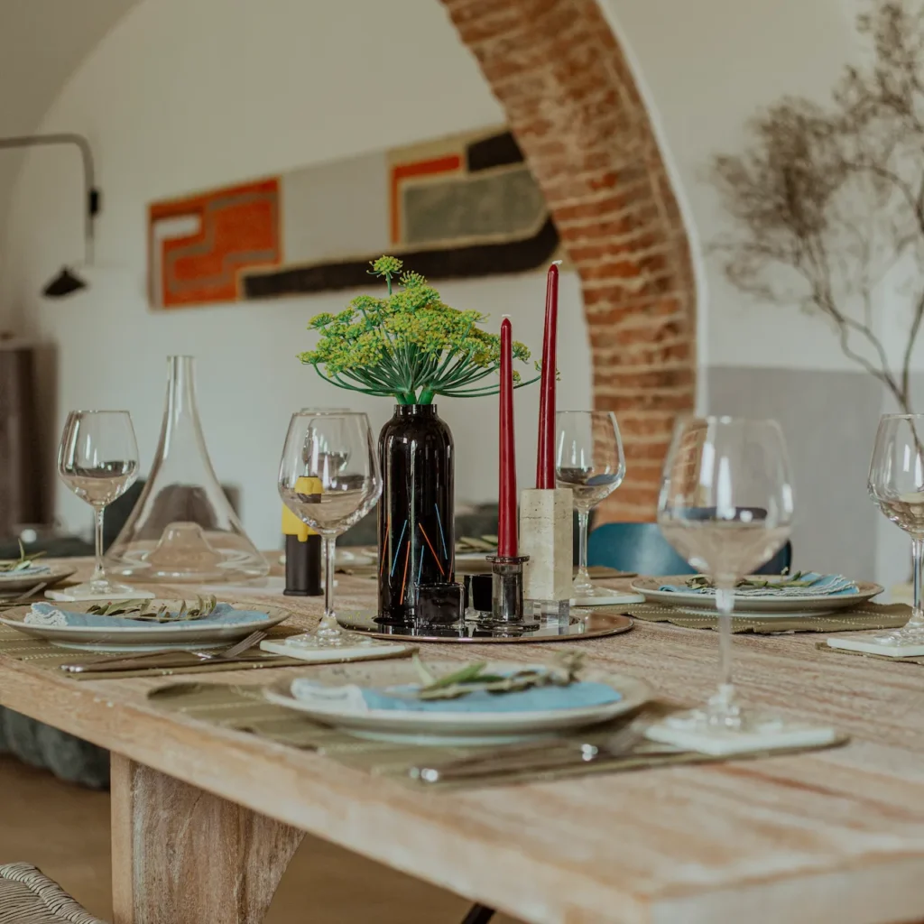Cena privata in villa a Montepulciano con tavola apparecchiata per esperienza con chef