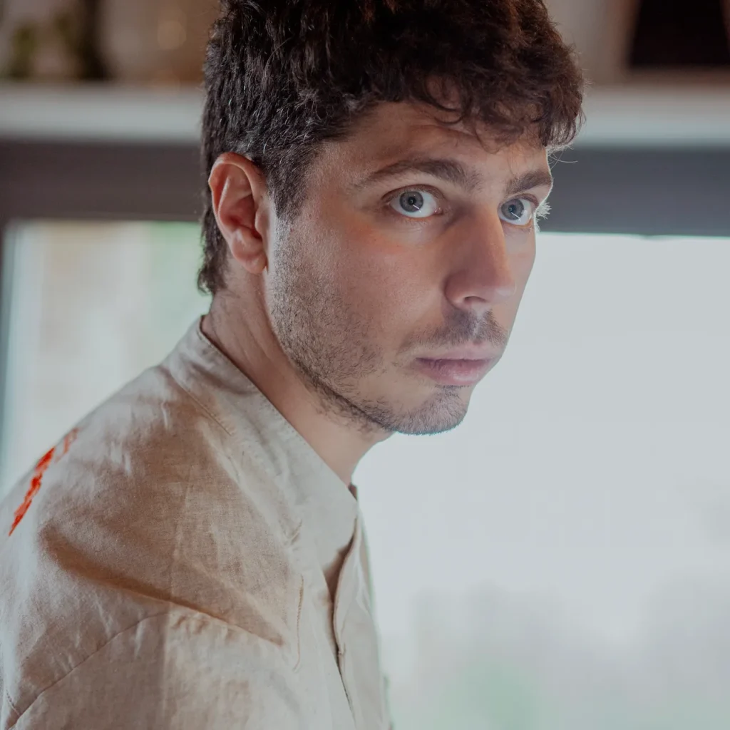 Chef Tavola Savorista in cucina durante la preparazione dei piatti