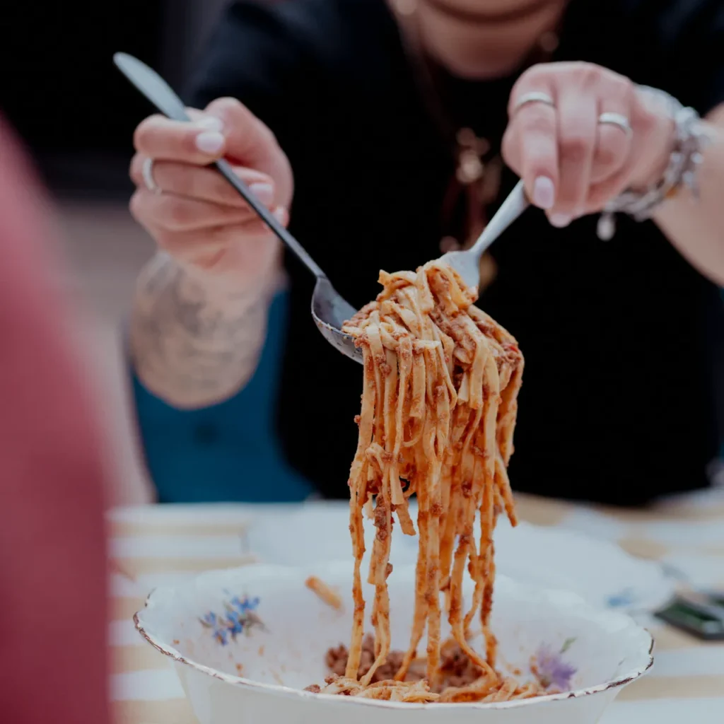 Pasta fatta in casa servita durante un’esperienza culinaria in Toscana