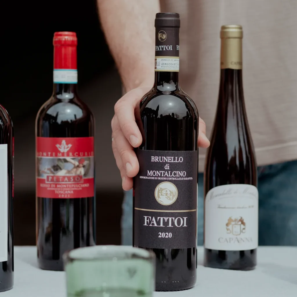 Bottiglie di vino toscano tra cui Brunello di Montalcino durante esperienza privata